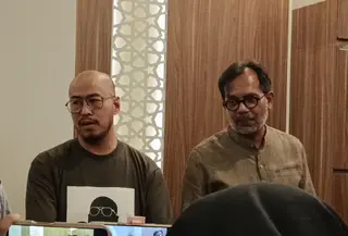Komika Pandji Pragiwaksono dan pengacara Haris Azhar. (Liputan6.com/Rifqy Alief Abiyya)