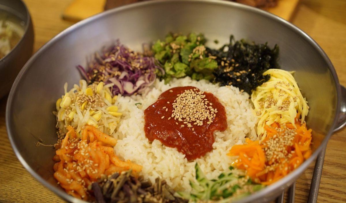 4.&nbsp;Mencampur makanan di Korea
