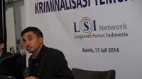 Menurut  peneliti LSI Adjie Alfaraby, Fadli Zon telah melakukan tindakan ceroboh karena melaporkan Denny JA Pendiri LSI ke Polisi, Jakarta, Kamis (17/7/2014) (Liputan6.com/Miftahul Hayat)
