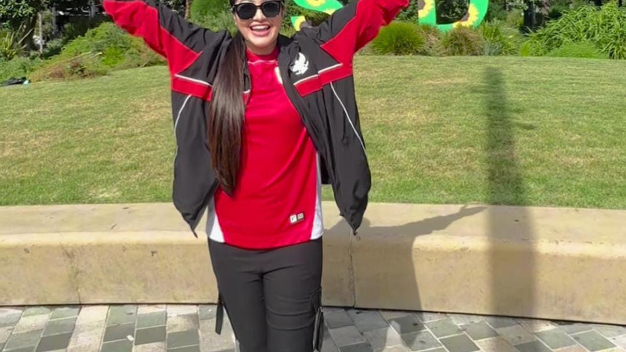 5 Potret Fitri Carlina Bertolak ke Sydney Demi Totalitas Dukung Timnas Indonesia