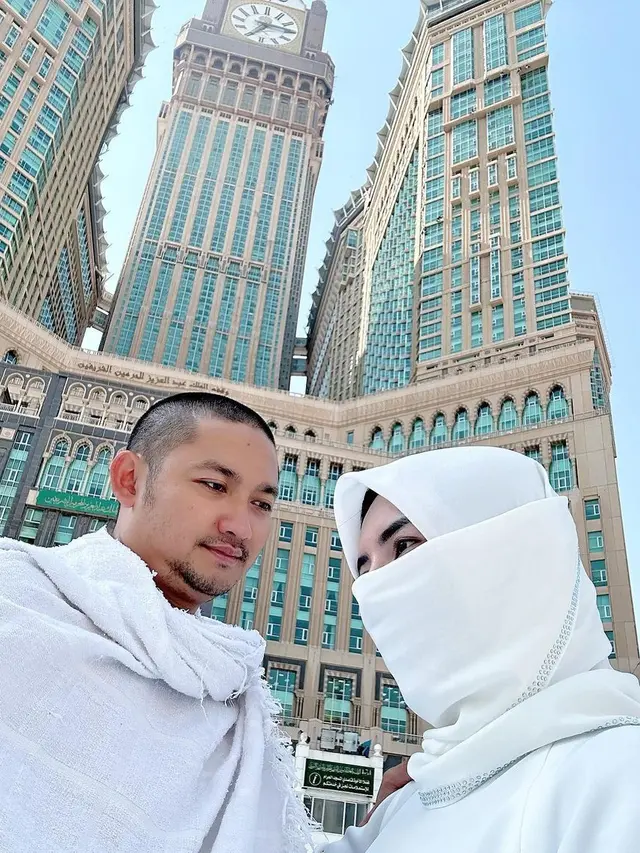 6 Potret Angga Wijaya Umrah Usai Cerai Dari Dewi Perssik, Unggah Foto Bareng Kekasih