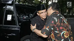 Bupati Banyuwangi Abdullah Azwar Anas tiba di kediaman Megawati kawasan Menteng, Jakarta, Sabtu (14/10). PDI Perjuangan akan mengumumkan paslon Gubernur dan Wagub provinsi Jawa Timur 15 Oktober 2017. (Liputan6.com/Herman Zakharia)