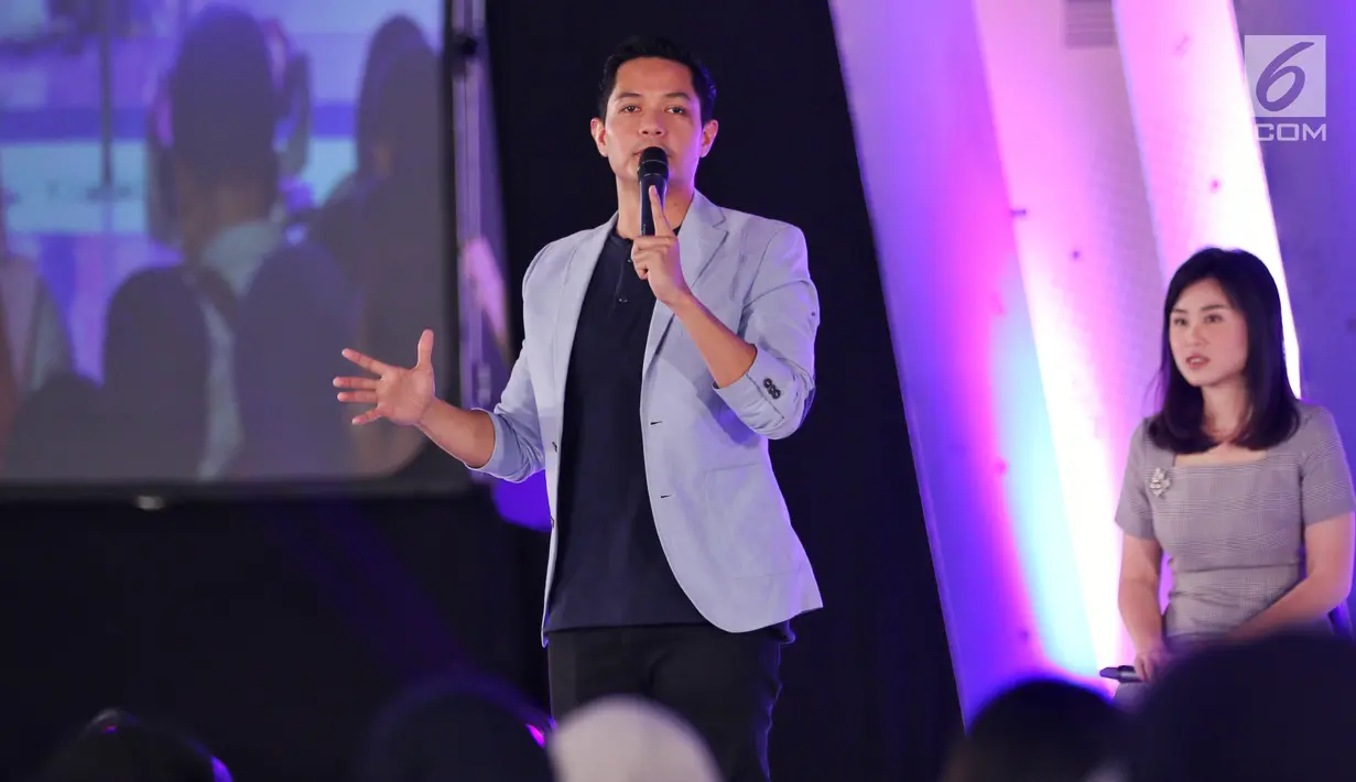 Creativepreneur yang juga aktor Dude Harlino saat menjadi pembicara dalam Emtek Goes To Campus (EGTC) 2018 di Universitas Muhammadiyah Malang, Rabu (26/9). Dude menceritakan perjalanan hidupnya sebelum menjadi aktor sukses. (Liputan6.com/JohanTallo)