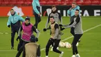 Para pemain Barcelona saat mengikuti sesi latihan tim di Old Trafford, Manchester, Inggris, Rabu 22 Februari 2023. Barcelona akan menghadapi Manchester United pada leg kedua leg kedua play-off Liga Europa. (Martin Rickett/PA via AP)