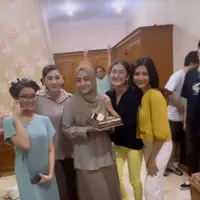 Potret Cindy Fatikasari dan Pemain Sinetron Lainnya (Instagram/@cindyfatikasari18)