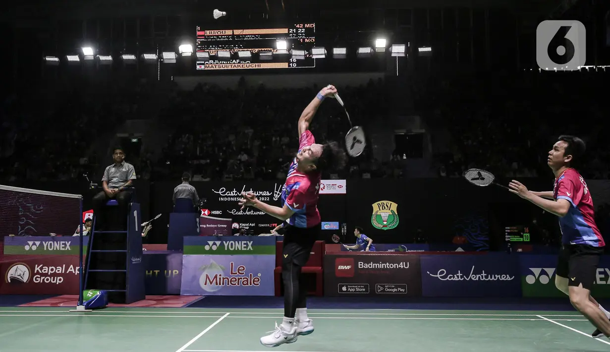 Ganda putra Indonesia, Mohammad Ahsan/Hendra Setiawan mengembalikan kok Liu Yu Chen/Ou Xuan Yi dari China saat tampil dalam Indonesia Open 2022 di Istora Senayan, Jakarta, Rabu (15/6/2022). Mohammad Ahsan/Hendra Setiawan kalah dengan dengan skor 17-21, 22-24. (Liputan6.com/Faizal Fanani)