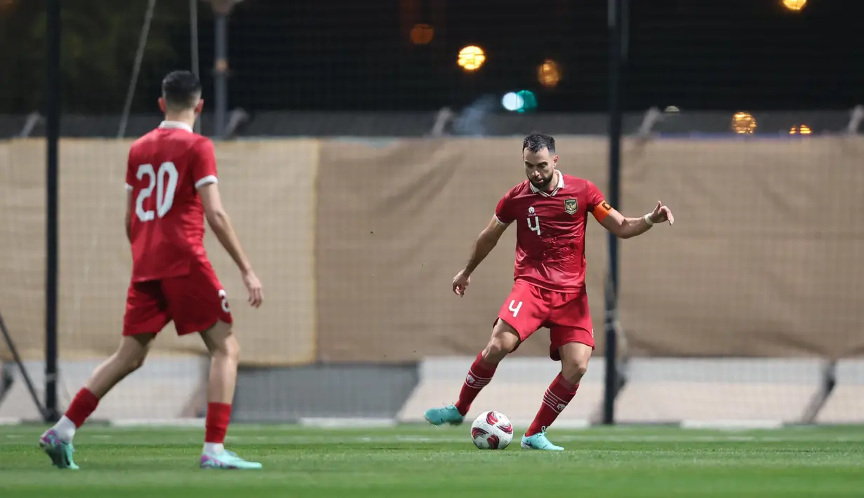 Bek sekaligus kapten Timnas Indonesia, Jordi Amat menguasai bola saat menghadapi Timnas Iran pada laga uji coba terakhir menjelang Piala Asia 2023 di Al Rayyan Training Ground, Qatar, Selasa (9/1/2023) malam WIB. Timnas Indonesia kalah 0-5 dari Timnas Iran. (Dok. PSSI)