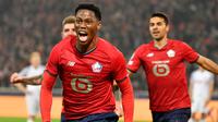 Jonathan David - Striker Lille ini menjadi salah satu pemain tersubur di Ligue 1 2021/2022. Sejauh ini, ia sudah mengemas 11 gol dari total 17 laga. Sayangnya, produktivitas itu tak banyak membantu klub karena untuk sementara Lille berada di posisi ke-12 klasemen sementara. (AFP/Denis Charle)
