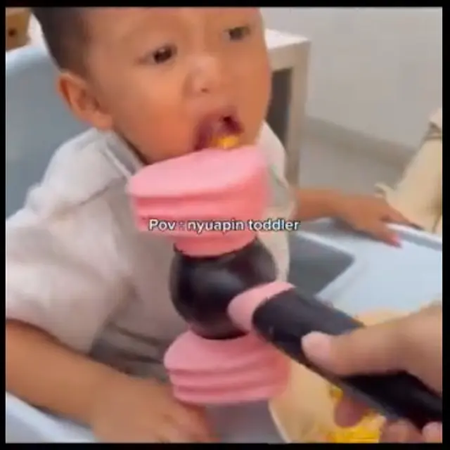 6 Momen Kocak Orang Tua ketika Suapi Anaknya Makan, Penuh Usaha