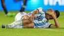 Pemain Timnas Argentina, Valentin Carboni, menangis setelah ditaklukkan Nigeria pada laga babak 16 besar Piala Dunia U-20 di Stadion Bicentenario, Argentina, Rabu (31/5/2023). Argentina menyerah dua gol tanpa balas. (AP Photo/Natacha Pisarenko)