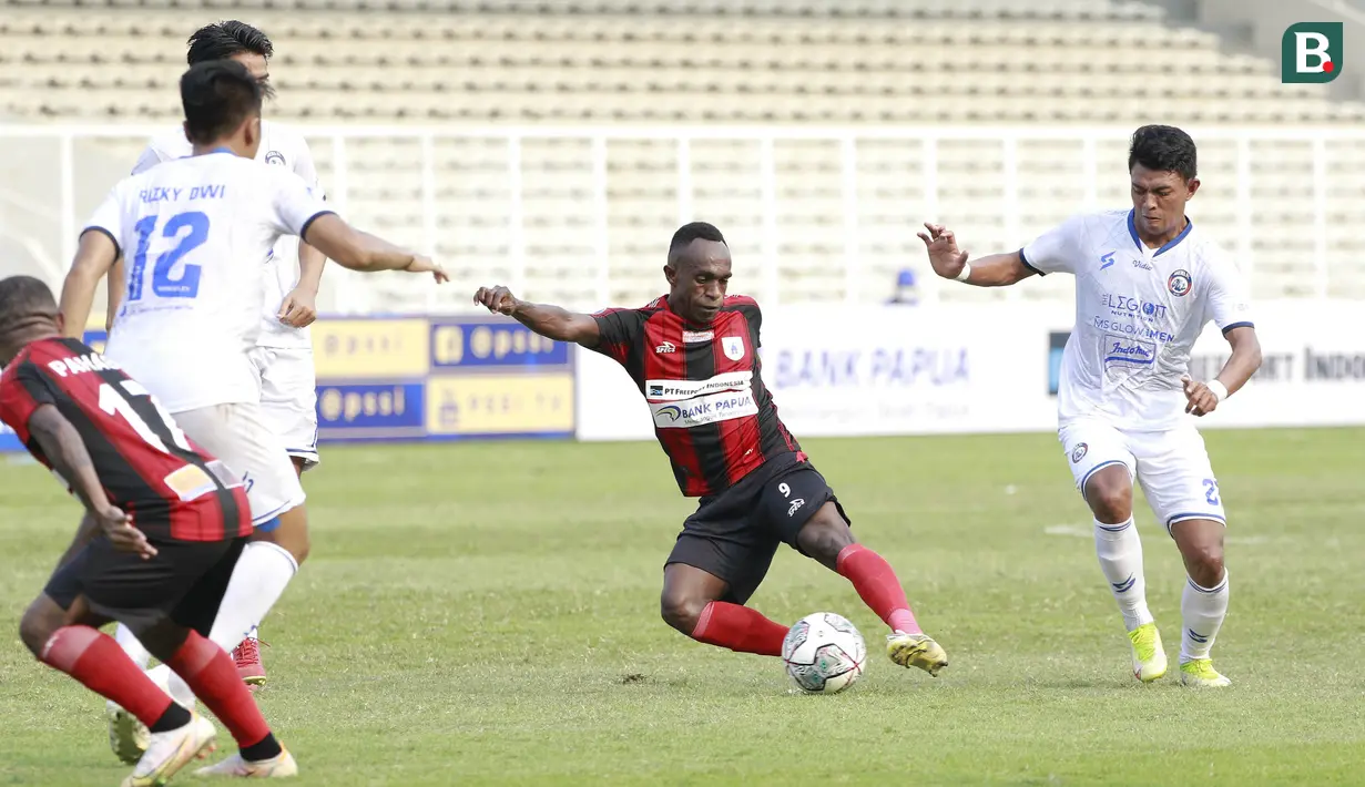 Pemain Persipura Jayapura, Ricky Kayame (tengah) melepaskan tendangan saat melawan Arema FC dalam laga pekan ke-5 BRI Liga 1 2021/2022 di Stadion Madya, Jakarta, Rabu, (29/9/2021). Persipura kalah 0-1. (Bola.com/ M Iqbal Ichsan)