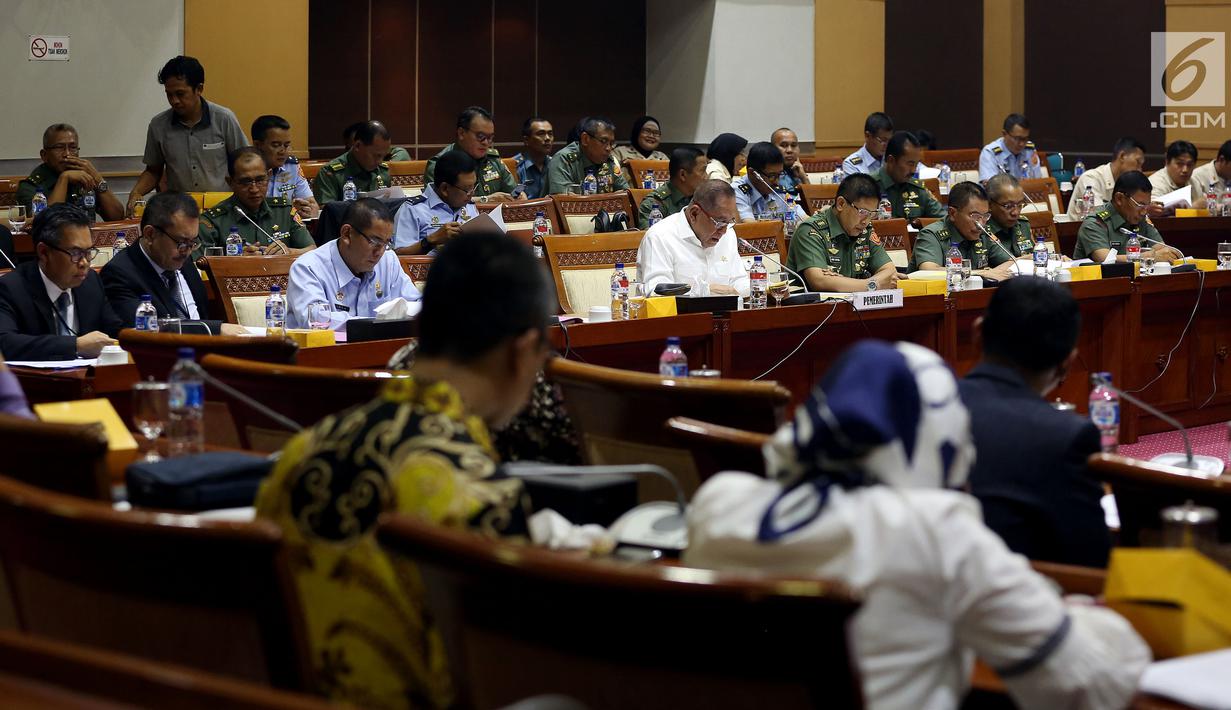 Suasana rapat kerja antara Menteri Pertahanan Ryamizard Ryacudu dan jajarannya dengan Komisi I DPR di Senayan, Jakarta, Selasa (3/10). Raker membahas RUU pengesahan persetujuan kerjasama pertahanan Indonesia dengan Papua Nugini. (Liputan6.com/Johan Tallo)