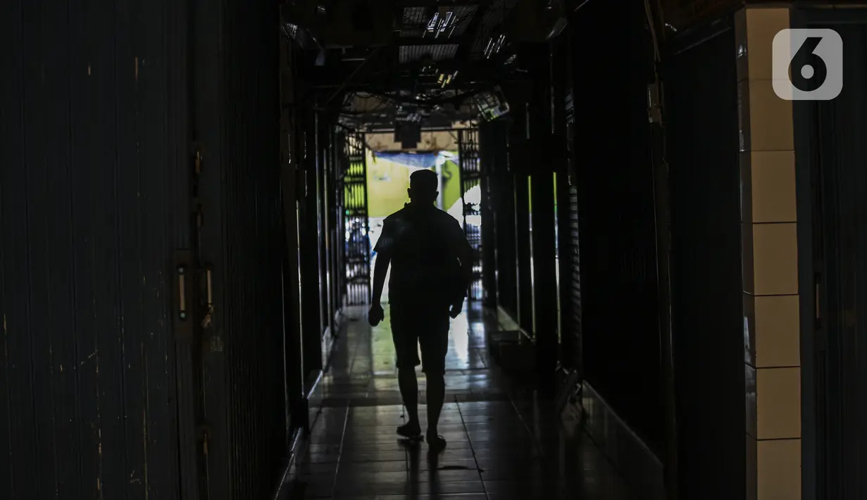 Seorang warga berjalan di Pasar Cipulir, Jakarta, Rabu (7/7/2021). Pemberlakuan Pembatasan Kegiatan Masyarakat (PPKM) Darurat pada tanggal 3 sampai 20 Juli 2021 untuk menekan penyebaran COVID-19 berdampak pada ditutupnya Pasar Cipulir. (Liputan6.com/Johan Tallo)
