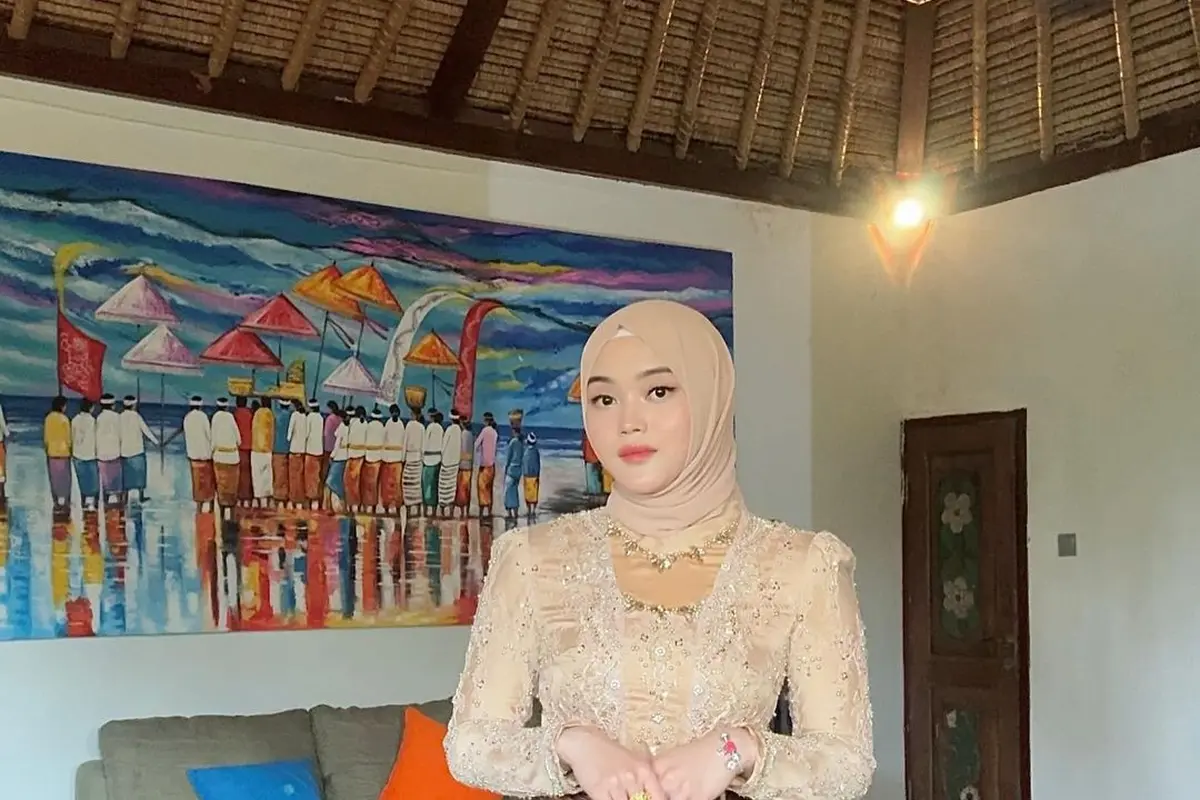 Beda Pesona Putri Delina, Calon Adik Ipar Mahalini Raharja, dalam Balutan Kebaya dan Busana Muslim