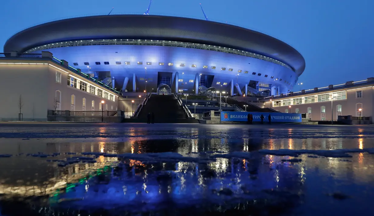 Pemandangan stadion sepak bola di malam hari yang sedang dibangun di Krestovsky akan menjadi tuan rumah untuk beberapa pertandingan sepak bola Piala Dunia 2018 di St.Petersburg, Rusia, (29/12/2016). (AP Photo / Dmitri Lovetsky)