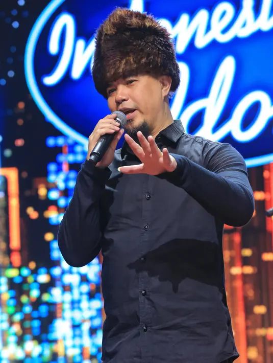 Ahmad Dhani acara Grand Final Indonesian Idol X, Senin (24/2/2020) malam. (Adrian Putra/Fimela.com)