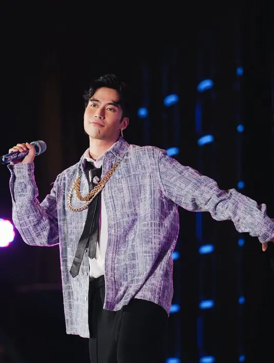 Gaya keren Vidi Aldiano saat manggung. Ia mengenakan kemeja putih dengan dasi hitam, kalung rantai emas, dan ditumpuknya mengenakan outer bernuansa biru lengan panjang berkerah, dan celana panjang hitam. [Foto: Instagram/vidialdiano]