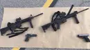Senjata disita dari pelaku serangan yang terjadi San Bernardino di beberapa waktu lalu, California, (3/12). Peristiwa itu Sedikitnya menewaskan 14 orang dan 17 lainnya terluka. (REUTERS)