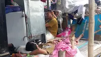 Warga Tambakrejo Semarang tak lagi punya kegiatan ekonomi sehingga mengisi waktu dengan "petan" (mencari kuu/uban). (foto: Liputan6.com / felek wahyu)