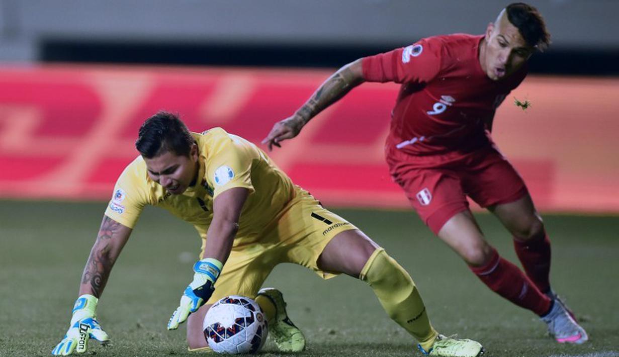 Jose Paolo Guerrero berusaha mengganggu kiper Bolivia, Romel Quinonez. (AFP PHOTO/YURI CORTEZ)