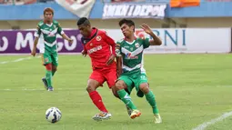 Pemain Mitra Kukar, Dinan Javier (kanan), berebut bola dengan pemain Semen Padang, Vendry Mofu, pada lanjutan Grup D Piala Jenderal Sudirman 2015 di Stadion Manahan, Solo, Selasa (15/12/2015). (Bola.com/Nicklas Hanoatubun)