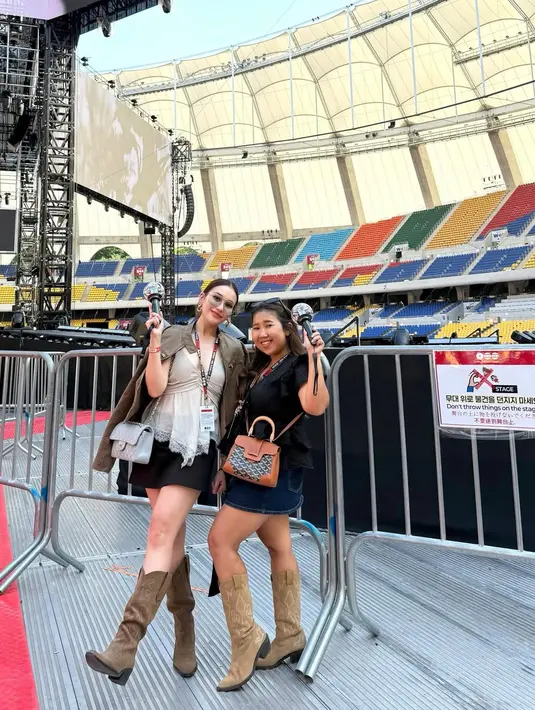 Kiky Saputri juga ikut nonton konser BTS di Busan bersama Ayu Ting-Ting. Ia kenakan atasan hitam dengan rok mini denim dan boots yang serasi dengan Ayu Ting-Ting [@ayutingting92]