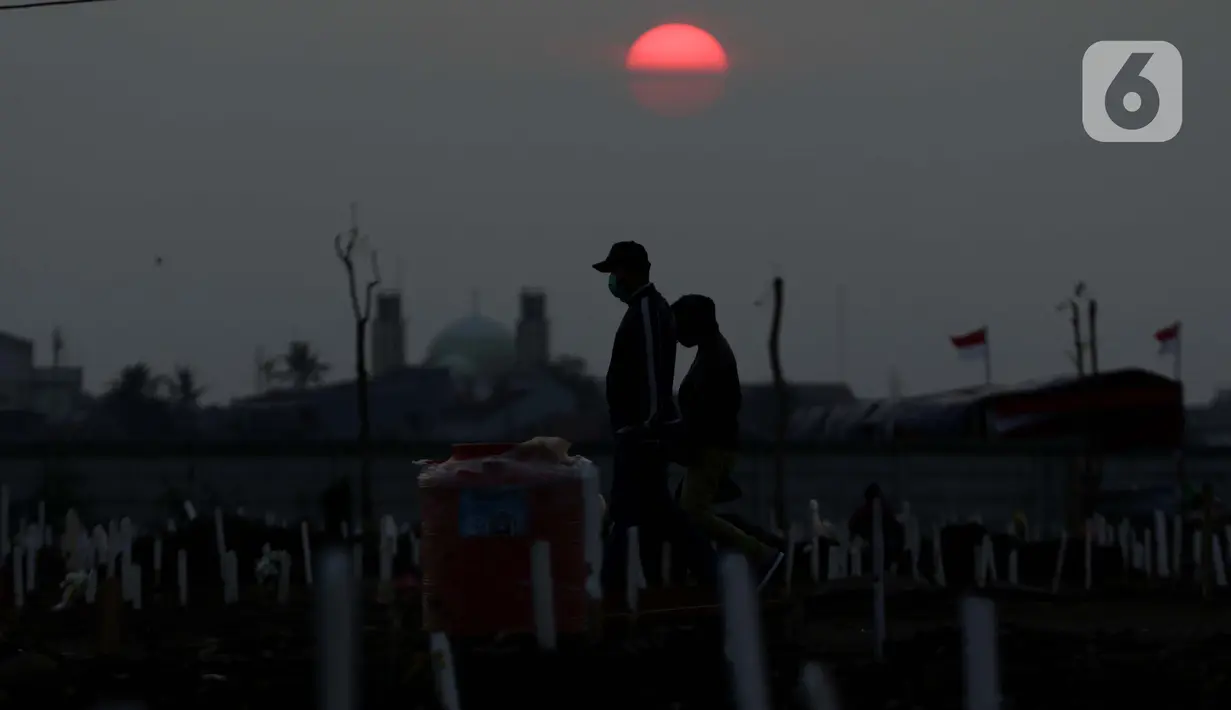 Warga usai melakukan ziarah di TPU Khusus COVID-19 Rorotan, Jakarta, Rabu (11/8/2021). Pemerintah menghapus data angka kematian dari indikator penanganan COVID-19. Pemerintah beralasan terjadi permasalahan dalam input data angka kematian COVID-19, (Liputan6.com/Helmi Fithriansyah)