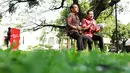 Kepala Bekraf Triawan Munaf (kanan) didampingi Mensesneg Pratikno memberikan keterangan kepada wartawan di taman Istana, Jakarta, Jumat (28/7). Rangkaian acara tersebut bertema 72 Tahun Indonesia Kerja Bersama. (Liputan6.com/Angga Yuniar)