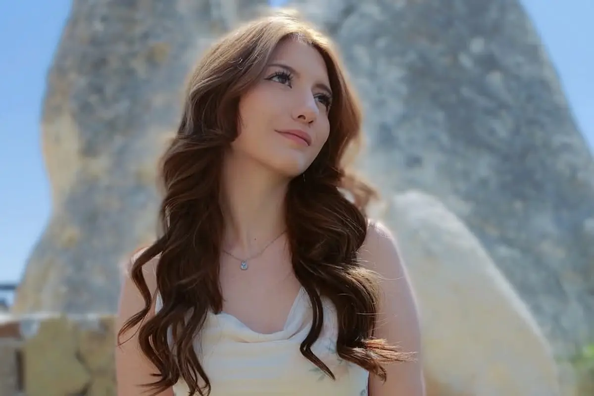 Cassandra Lee Tampil Anggun dengan Dress Menawan di Cappadocia