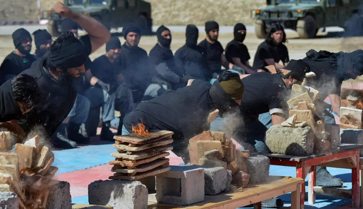 Pasukan Taliban yang baru direkrut menunjukkan keterampilan mereka saat upacara kelulusan di Pusat Pelatihan Polisi Nasional Abu Dujana, Kandahar, Afghanistan, 9 Februari 2022. (Javed TANVEER/AFP)