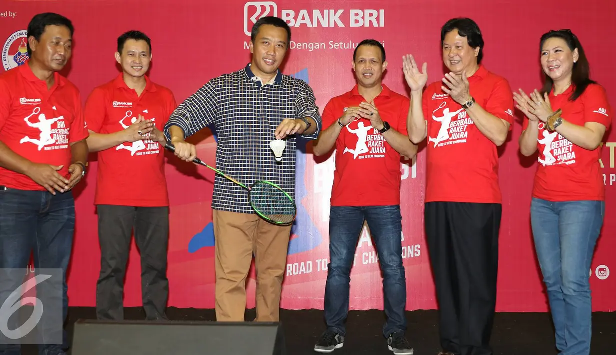 Menpora Imam Nahrawi melakukan servis bulu tangkis saat hadir dalam acara bertajuk BRI Berbagi Raket Juara Road to The Mext Champions di Jakarta, Sabtu (1/10). (Liputan6.com/Immanuel Antonius)