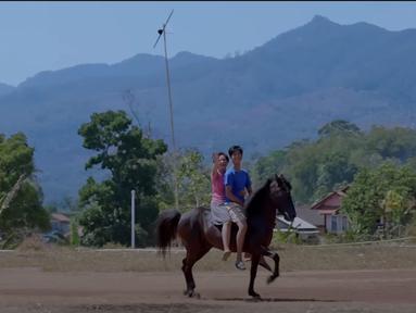 Adegan dalam trailer film Jo Sahabat Sejati yang melibatkan interaksi seekor kuda bernama Arjuna dengan para artis cilik. (Foto: YouTube Alamanda Production)