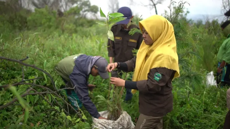 Mahasiswa Prodi Kehutanan UMM turut berperan aktif dalam revitalisasi hutan lindung di kawasan Bromo Tengger Semeru (Photo by :Tim Humas UMM)