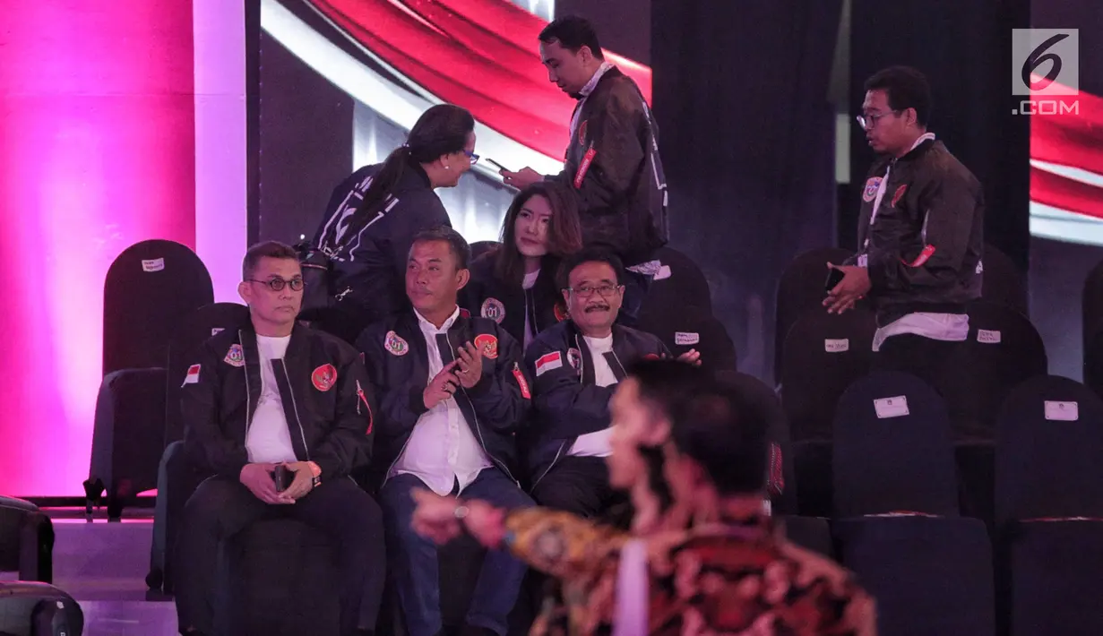 Politisi PDIP Prasetyo Edi dan Djarot Saiful Hidayat sebelum Debat Capres Cawapres 2019 di Hotel Bidakara, Jakarta, Kamis (17/1). Isu debat perdana mengusung tema hukum, hak asasi manusia, terorisme, dan korupsi. (Liputan6.com/Faizal Fanani)