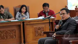 Dosen Hukum UMJ, Khoirul Hudha saat memberikan kesaksian dalam Sidang lanjutan praperadilan mantan Menteri ESDM, Jero Wacik di PN Jakarta Selatan, Jakarta, Rabu (22/4/2015).(Liputan6.com/Helmi Afandi)