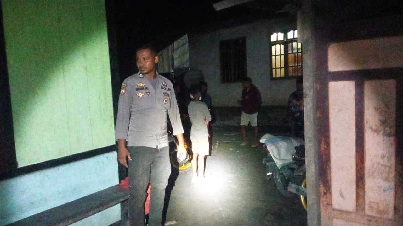 Aipda Pen kemudian berinisiatif menggendong Yohanes Bana Tobi berjalan kaki agar menjauh dari kaki gunung Lewotobi.<br>