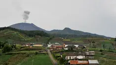 Sejumlah warga di bagian Utara dari Gunung Slamet masih tetap melakukan aktivitas, Senin (5/5/14). (Liputan6.com/Andrian M Tunay) 