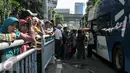 Petugas bus tingkat City Tour Wisata gratis mengatur warga yang hendak menaiki bus di halte Masjid Istiqlal, Jakarta, Kamis (7/7). Warga memanfaatkan fasilitas bus wisata gratis untuk berkeliling Jakarta bersama keluarga. (Liputan6.com/Yoppy Renato)