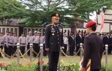 Kapolres 'Kocak' Beri Hadiah Spesial ke Polisi Paling Tua & Muda di Serang, Candaannya Bikin Anak Buah Ngakak