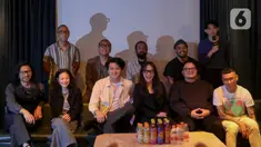Sejumlah penyanyi dan musisi berpose bersama usai memberi keterangan jelang festival musik We The Fest 2024 di Jakarta, Kamis (11/7/2024). (Liputan6.com/Herman Zakharia)
