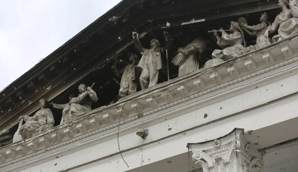 Bagian dari teater Mariupol rusak selama serangan di Mariupol, di wilayah di bawah pemerintahan Republik Rakyat Donetsk, Ukraina timur, Senin, 4 April 2022. Gedung teater Mariupol dikabarkan dihantam oleh Rusia dengan bom pada 16 Maret 2022 lalu. (AP Photo/Alexei Alexandrov)