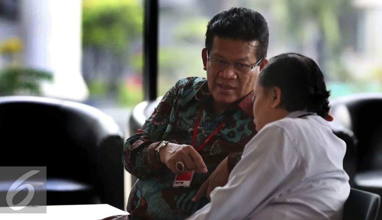 Kepala Kejaksaan Tinggi (Kajati) Sumatera Barat Widodo Supriadi berbincang dengan kenalannya saat menunggu untuk diperiksa di Gedung KPK, Jakarta, Rabu (2/11).  (Liputan6.com/Johan Tallo)