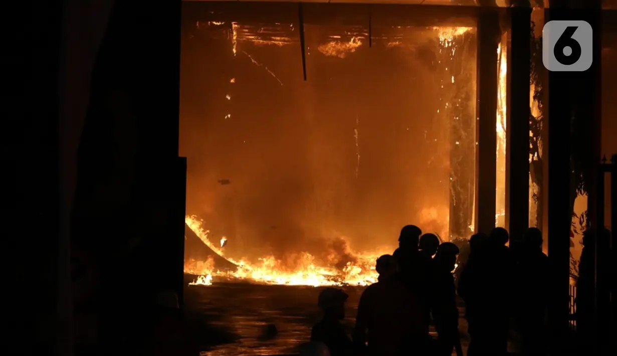 Petugas pemadam kebakaran berusaha memadamkan api yang membakar bagian gedung di Kompleks Kejaksaan Agung Republik Indonesia, Sabtu (22/8/2020). Upaya mempercepat pemadaman kebakaran dilakukan dengan menambah unit pemadam dari sebelumnya 5 menjadi 17 unit pemadam. (Liputan6.com/Herman Zakharia)