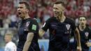 Pemain kroasia, Mario Mandzukic (kiri) merayakan gol ke gawang Denmark pada laga 16 besar Piala Dunia 2018 di Nizhny Novgorod Stadium, Rusia, (1/7/2018). Kroasia menang 3-2 lewat adu penalti. (AP/Gregorio Borgia)