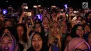 Para fans BTOB saat mengantri untuk menyaksikan konser BTOB  di Jakarta, Jumat (21/09). Boy Band Korea Selatan tersebut menghibur para fans yang berada di Indonesia.(Liputan6.com/ Herman Zakharia)