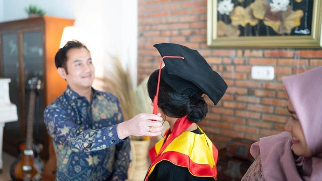 8 Momen Wisuda Online Siti Adira Kania, Ditemani Aldi Bragi dan Ikke Nurjanah