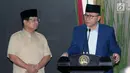 Ketua MPR yang juga Ketua Umum PAN, Zulkifli Hasan (kanan) bersama dengan Ketua Umum Partai Gerindra Prabowo Subiantomemberi keterangan usai pertemuan di Rumah Dinas Ketua MPR, Jakarta, Senin (25/6). (Liputan6.com/Helmi Fithriansyah)