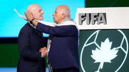 Rajoub dan Infantino kemudian terlibat diskusi emosional di sisi panggung, sementara Suliman tetap berada di atas panggung. (AP Photo/The Canadian Press/Darryl Dyck)