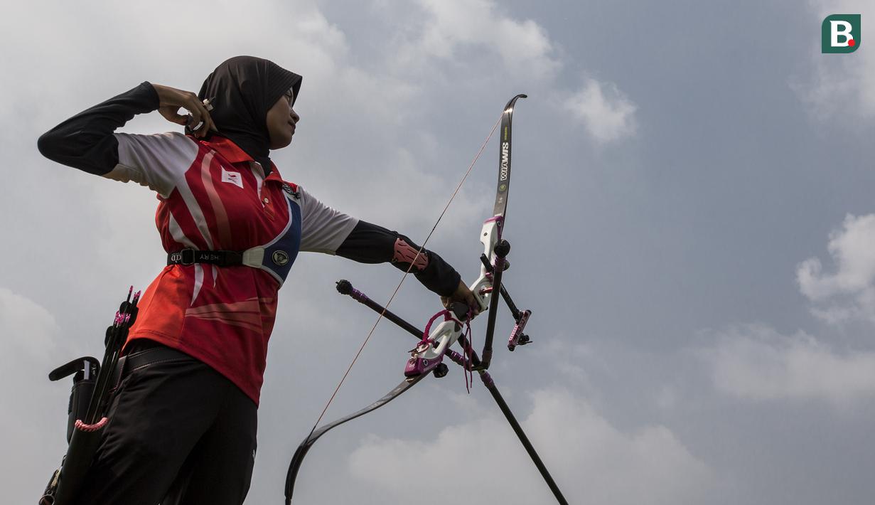 Pepanah Indonesia, Diananda Choirunisa, saat pemusatan latihan jelang Asian Games XVIII di Lapangan Panahan Senayan, Jakarta, Rabu (6/6/2018). Cabang panahan menargetkan satu medali emas pada Asian Games. (Bola.com/Vitalis Yogi Trisna)