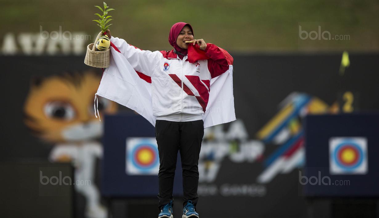 Pepanah putri Indonesia, Sri Ranti, merayakan kemenangan pada SEA Games cabang panahan nomor compound di National Sports Council, Kuala Lumpur, Rabu (16/8/2017). Dirinya meraih emas pertama untuk Indonesia. (Bola.com/Vitalis Yogi Trisna)